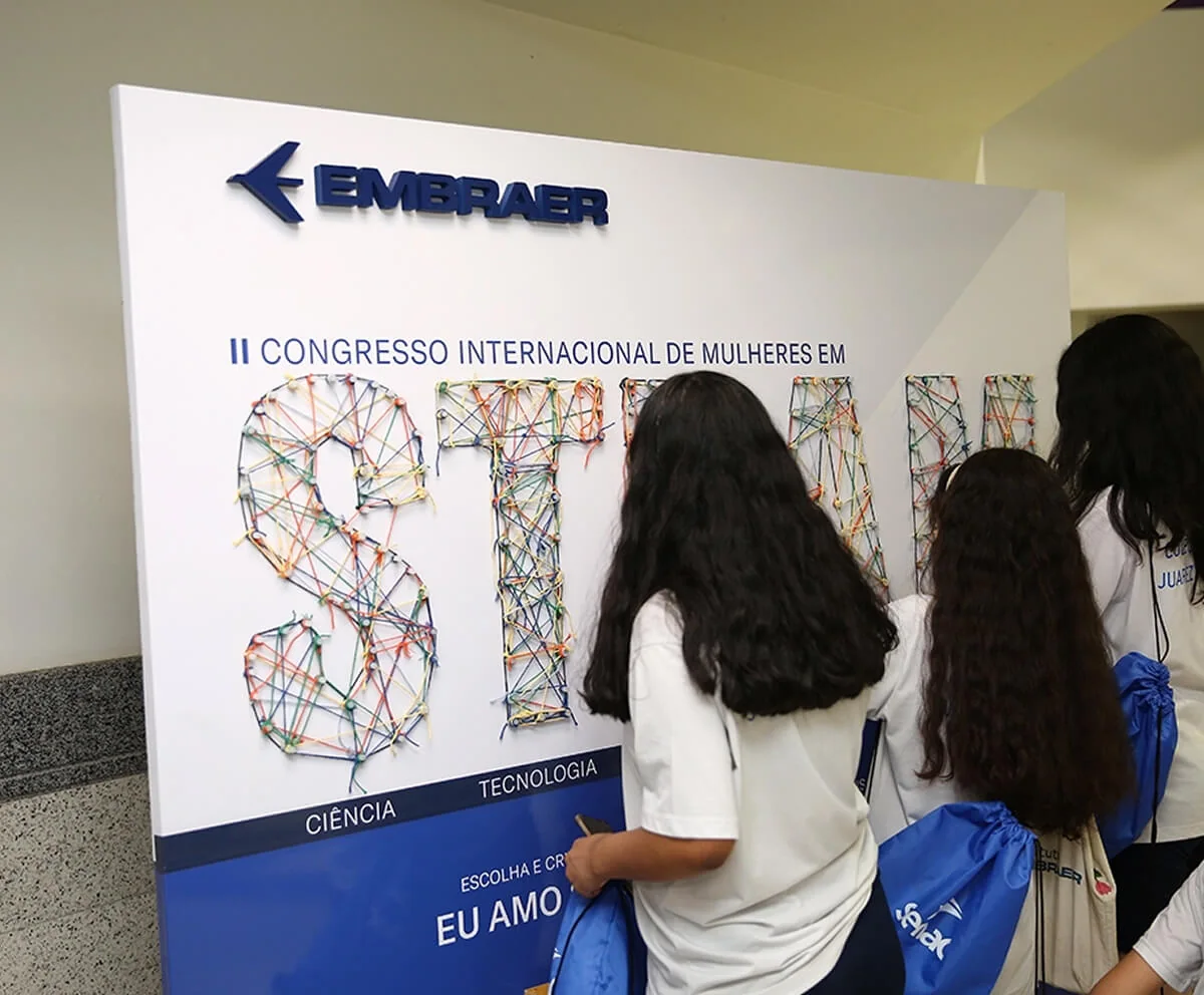 Participants at the interactive Embraer board at the II CIMESTEAM